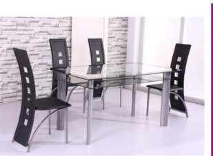 שולחן מזכוכית שקוף עם כסאות נוחים ויפים