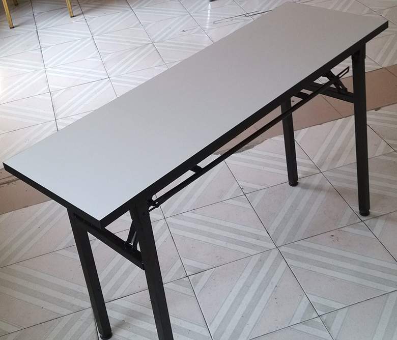 שולחן פלסטיק ממתכת איכותי ויפה  צבע אפור לבן 