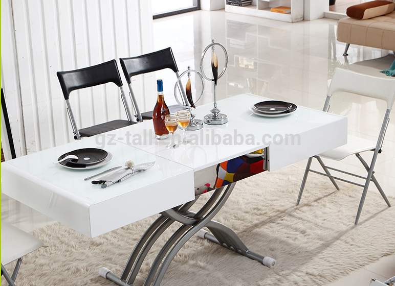 שולחן יפה מזכוכית צבע לבן עם כסאות נוחות גם בצבע לבן שחור