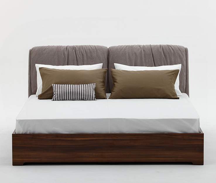 מיטה מעץ מרופדת איכותית ונוחה מאוד 