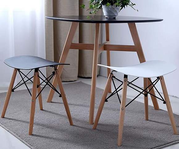 שולחן פלסטיק עגול ויפה עם שתי כסאות מעוצבים ויפים