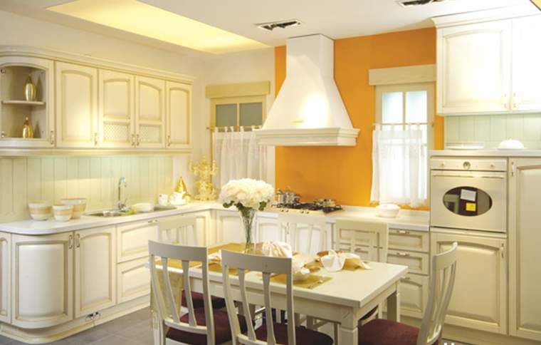 מטבח מדהים צבע לבן קרם  עם שולחן פינת אוכל וכסאות מהממים מעץ איכותי ביותר