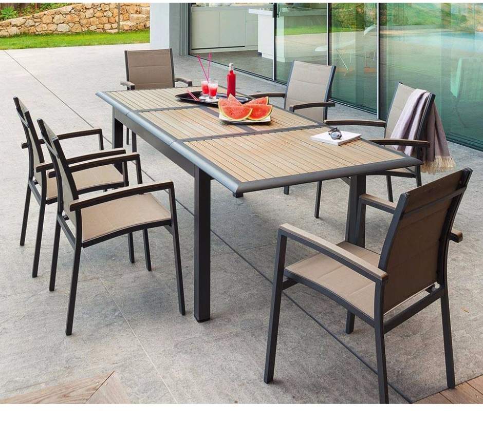 שולחן מאלומיניום  עם כסאות יפים ונוחים 