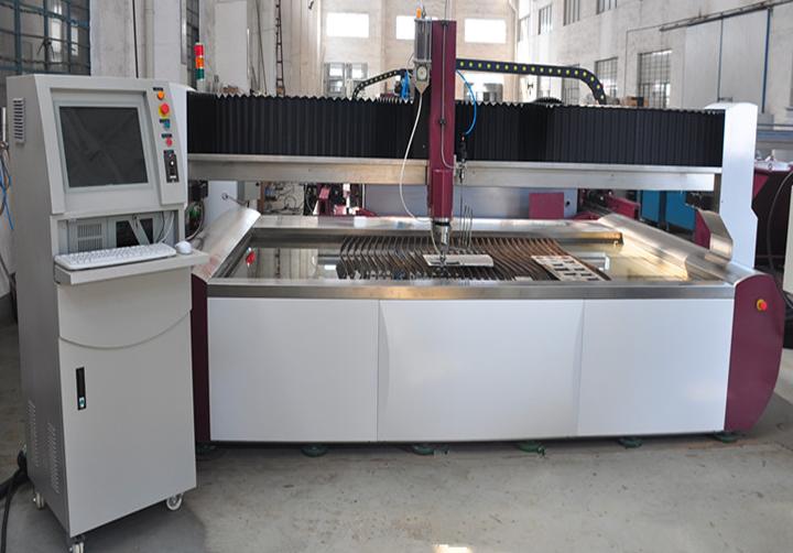 מכונת חיתוך בסילון מים 30KW לשיש מתכת פלסטיק וזכוכית 2000x1500 מ"מ