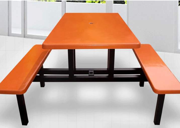 שולחן מעץ איכותי ביותר עמיד עם כסאות ספסלים מחוברים מעץ נוחים מאוד