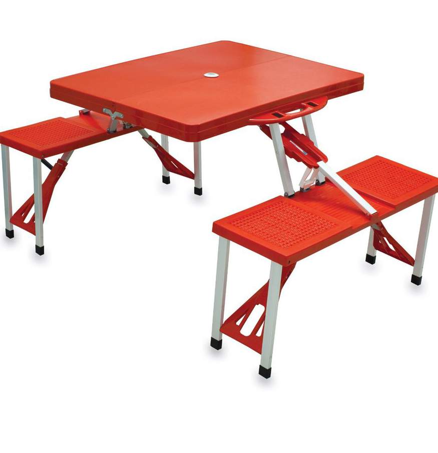 שולחן מאלומיניום יפה עם כסא מחובר אליו בצבע חום יפה ונוח