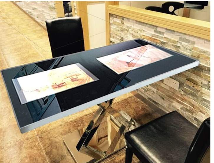 שולחן קפה יפיפה מעוצב עם מסגרת אלומיניום עם שתי כסאות נוחות ויפות